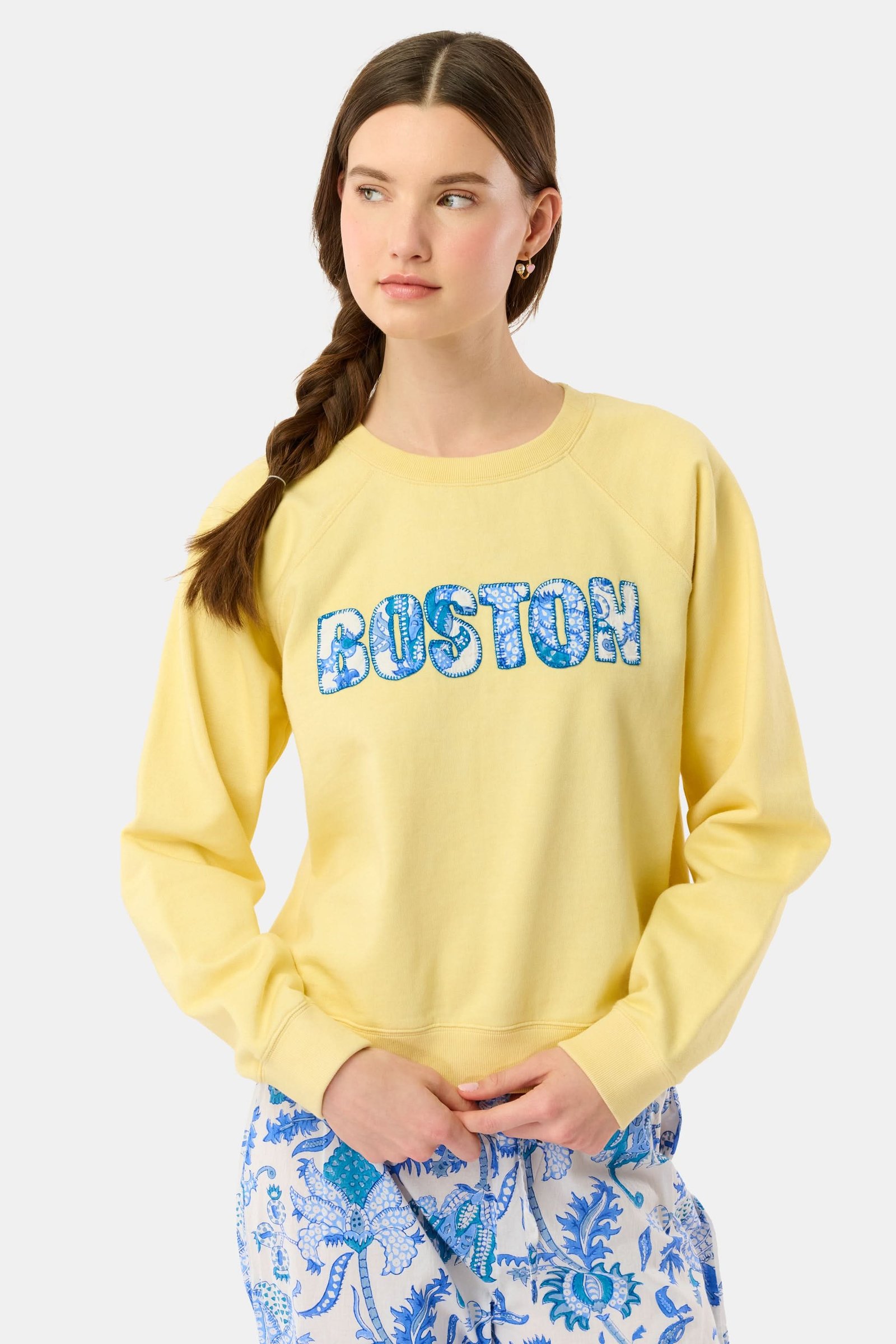89_WMN_BOSTON_SWEATSHIRT_2587 Boston Applique Crewneck - Image 1
